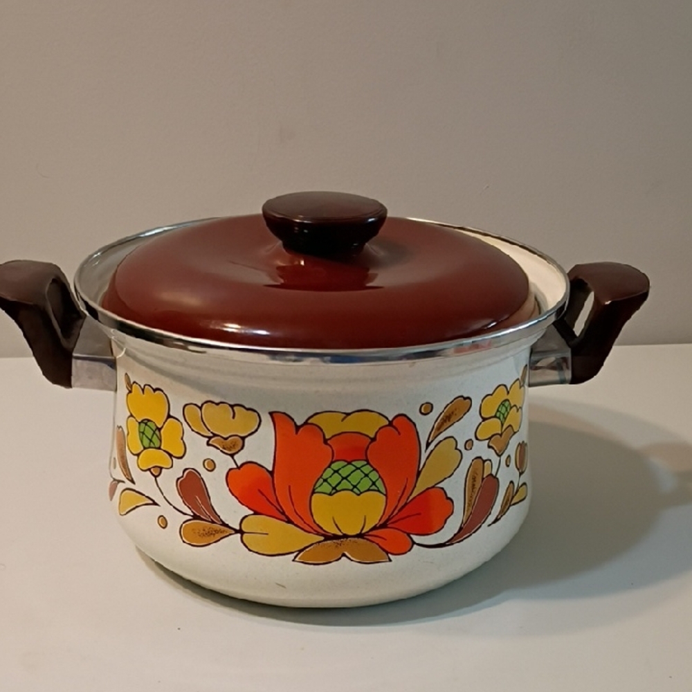 Vintage Country Flower Enamel Cookware with Brown Lid Sanko Ware Cottagecore